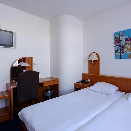 Owl Hotel-2